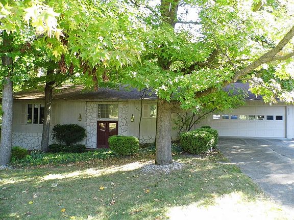 2nd image of 3739 Capilano Dr
