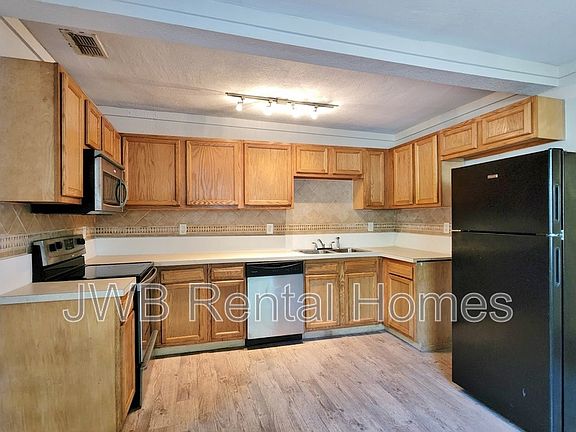 3rd image of 1220 Dena St