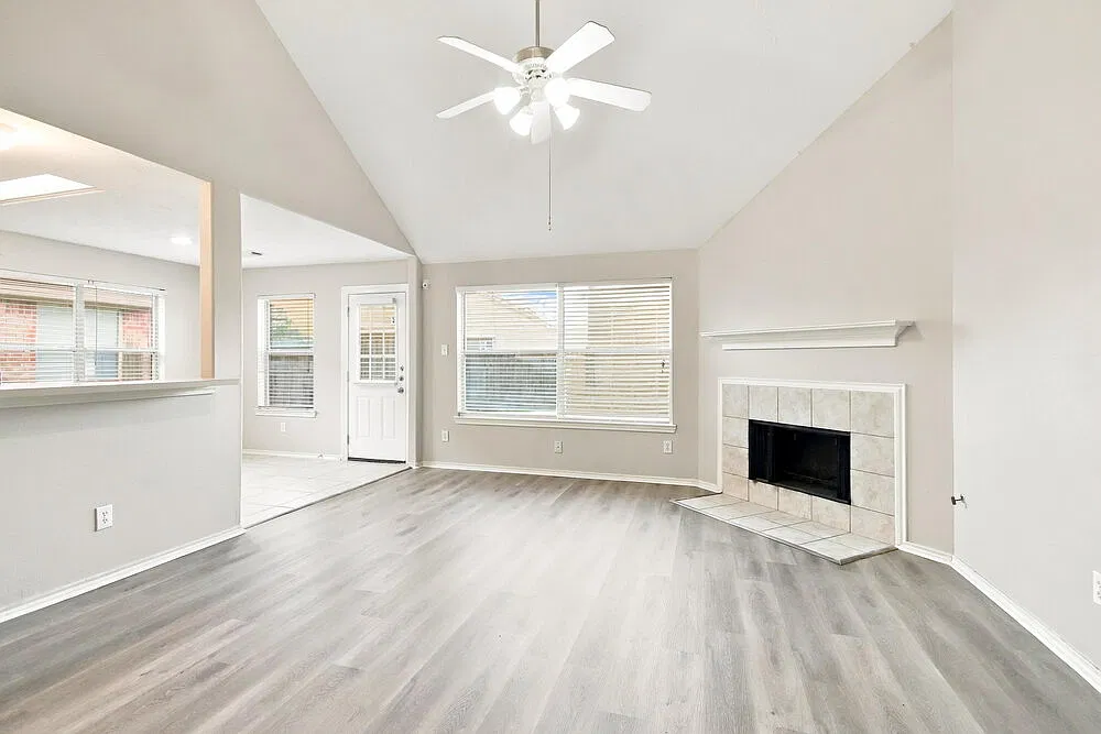 3 bed, 2.5 bath, 2102 sqft, $2,085 — Photo 4