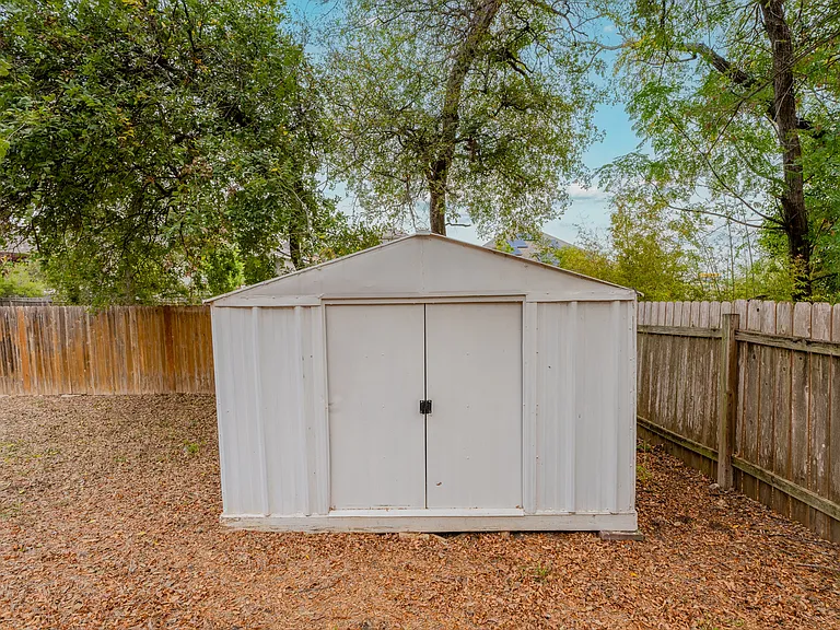 960 Springhill Dr — Photo 28