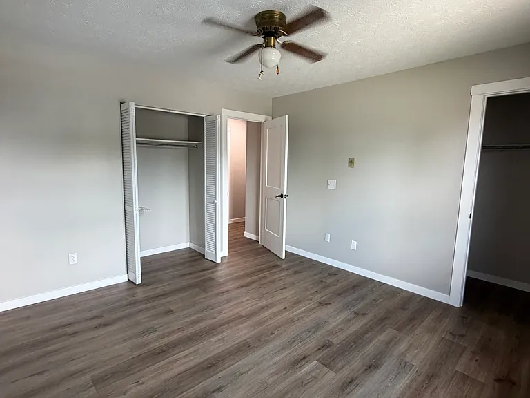 1530 Hawk Cir #D — Photo 3