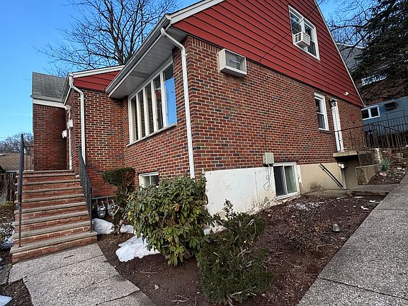 3rd image of 639 Oakdene Ave