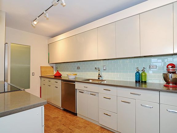 5th image of 330 W Diversey Pkwy APT 2202