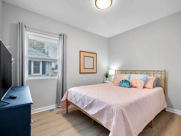 2403 E Pembroke Ave — Photo 21