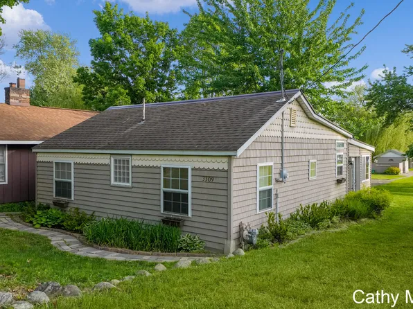 3309 Dumont Lake Dr, Allegan, MI 49010