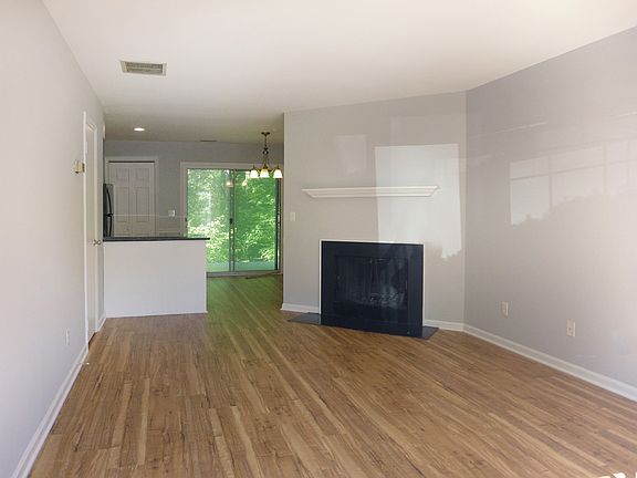 2nd image of 124 Marlowe Ct