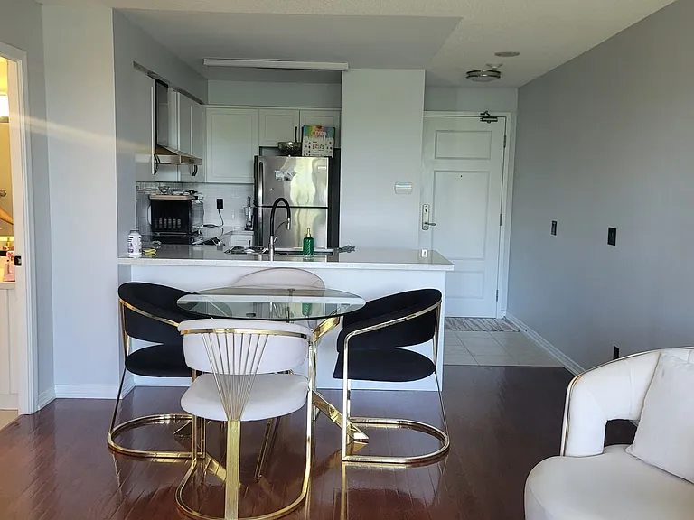 310 Red Maple Rd E #217 — Photo 1