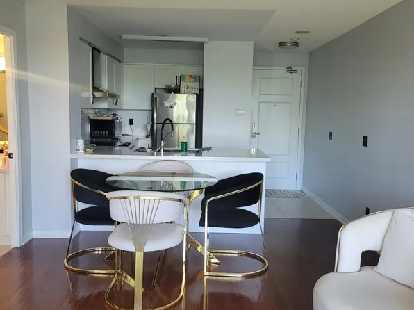 310 Red Maple Rd #217, Richmond Hill, ON L4C 0T7