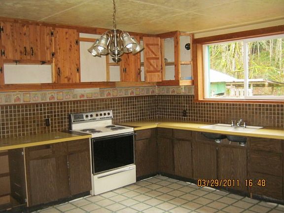 3rd image of 58 Railroad Ave
