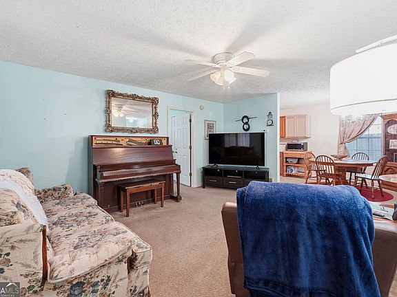 4th image of 31 Debbie Ln