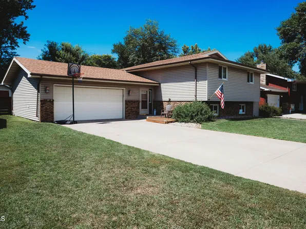 1411 6th Ave NE, Jamestown, ND 58401