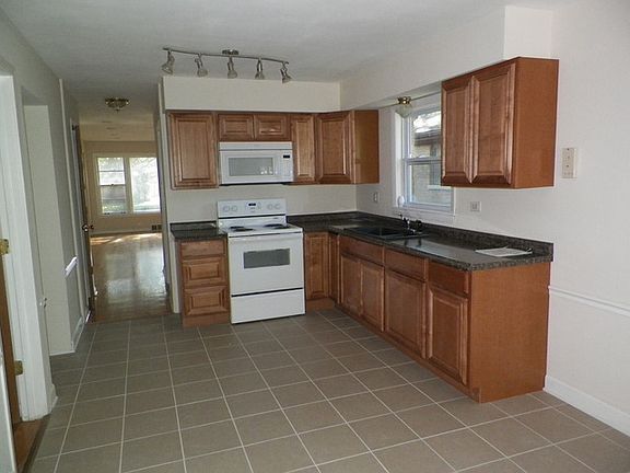 4th image of 9506 Lorel Ave