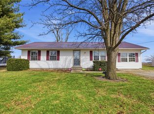 10 Sunrise Ln N, Bethany, IL 61914
