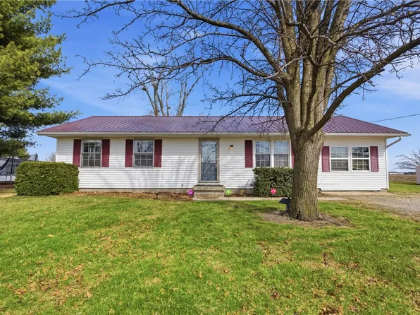 10 Sunrise Ln N, Bethany, IL 61914