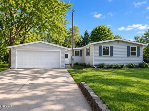 798 2nd St NE, Hillsboro, ND 58045