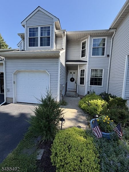 1st image of 4 Delaware Ln