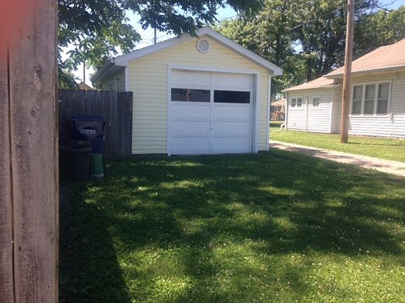 3rd image of 598 Plum St