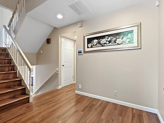 3rd image of 1729 Edgebrook Dr Unit A