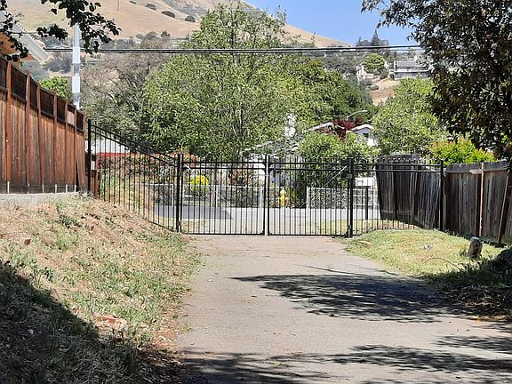 5th image of 889 Toyon Ave