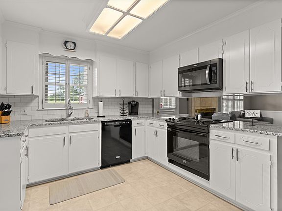 2nd image of 920 Fairview Rd