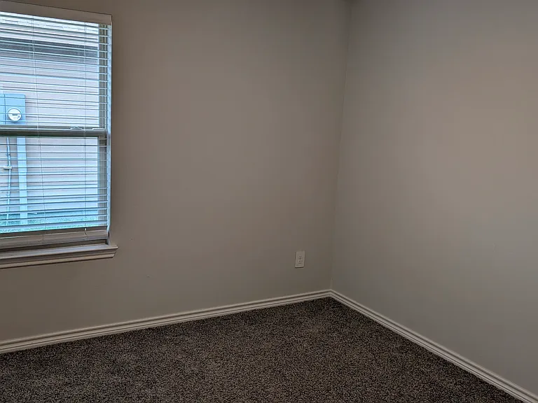 1281 Carnaby St — Photo 14