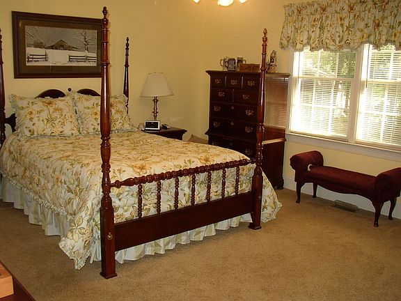 Master on 1st Floor - Spacious