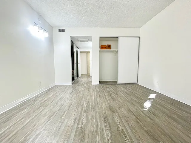 Occidental Towers Apartments — Photo 50
