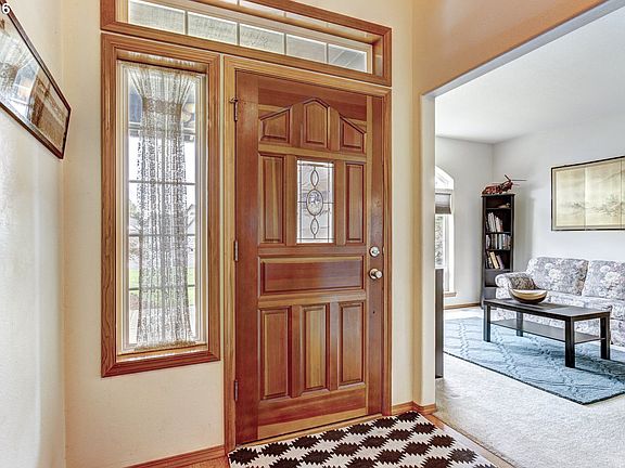 2nd image of 606 NE Amanda Pl