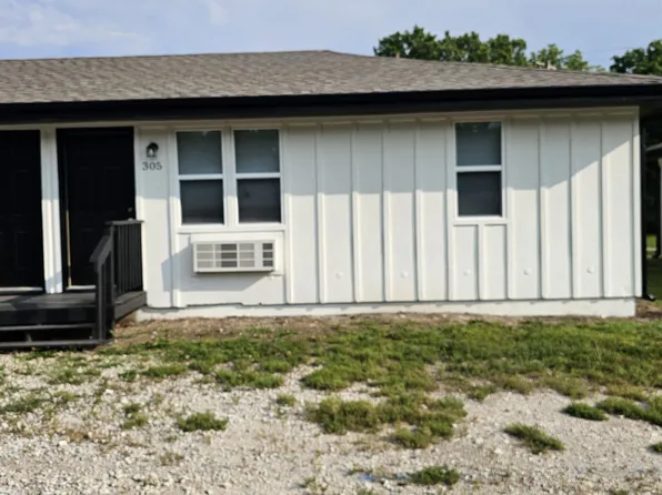 305 Oak St, Freeman, MO 64746