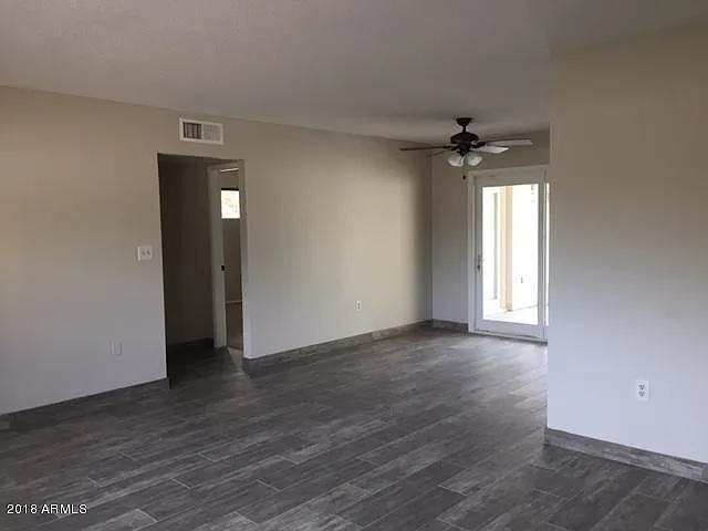 5 bed, 2.0 bath, 2267 sqft, $3,400 — Photo 4