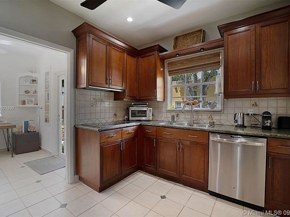 4th image of 812 Valencia Ave