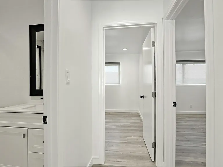 900 W College St #4 — Photo 14