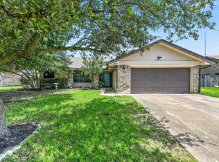2406 Livingston Ln, Grand Prairie, TX 75052