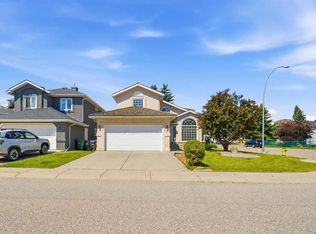 71 E Woodpark Close SW, Calgary, AB T2W 6G9