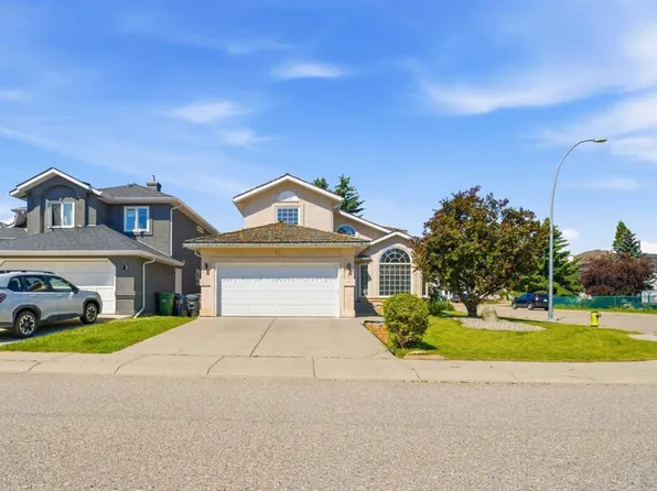 71 E Woodpark Close SW, Calgary, AB T2W 6G9