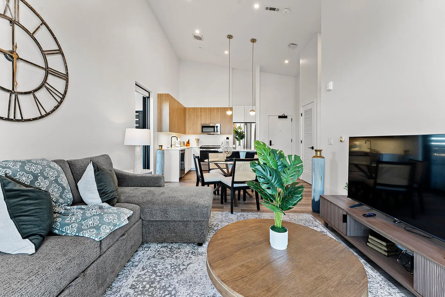 1 bed, 1.0 bath, 656 sqft, $2,867 — Photo 2