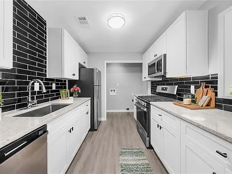 704 Augusta Dr SE — Photo 1