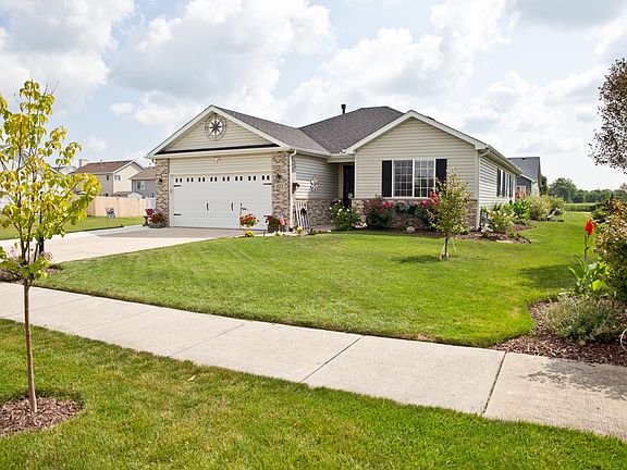 3rd image of 823 Blackhawk Dr