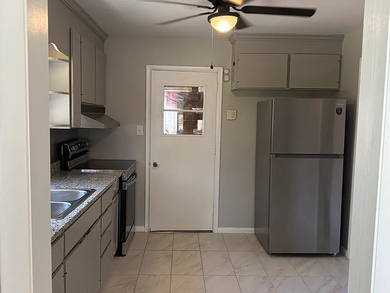 1923 Belcrest Dr — Photo 2