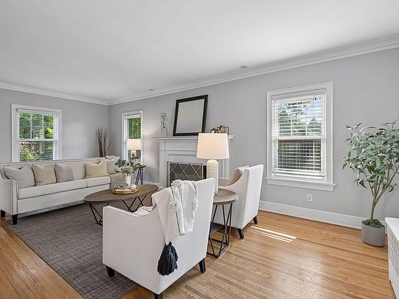 4th image of 720 W 53rd St