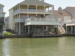 922 Long Reach Dr, Tiki Island, TX 77554
