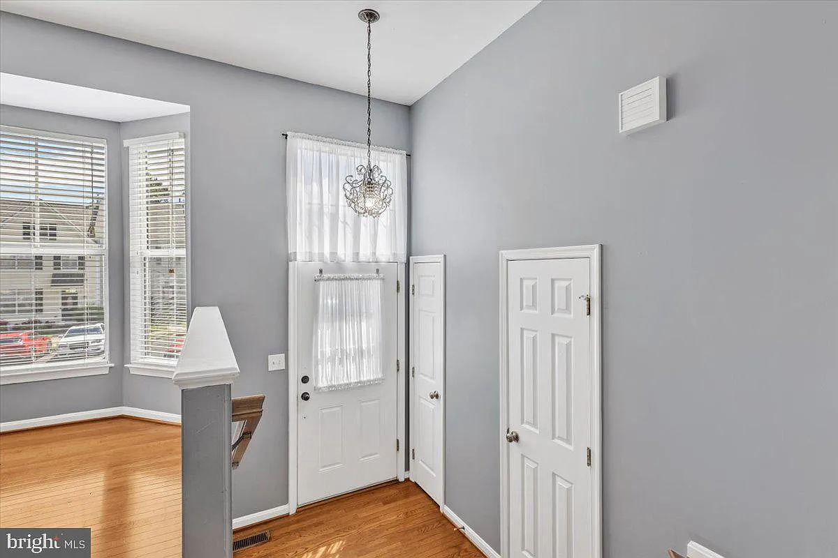 3 bed, 2.5 bath, 1676 sqft, $2,600 — Photo 3