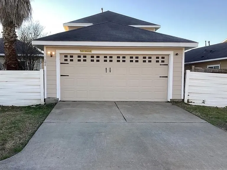1608 Claremont Garden Cir — Photo 11