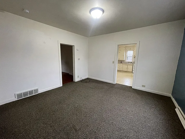600 W Lincoln — Photo 12