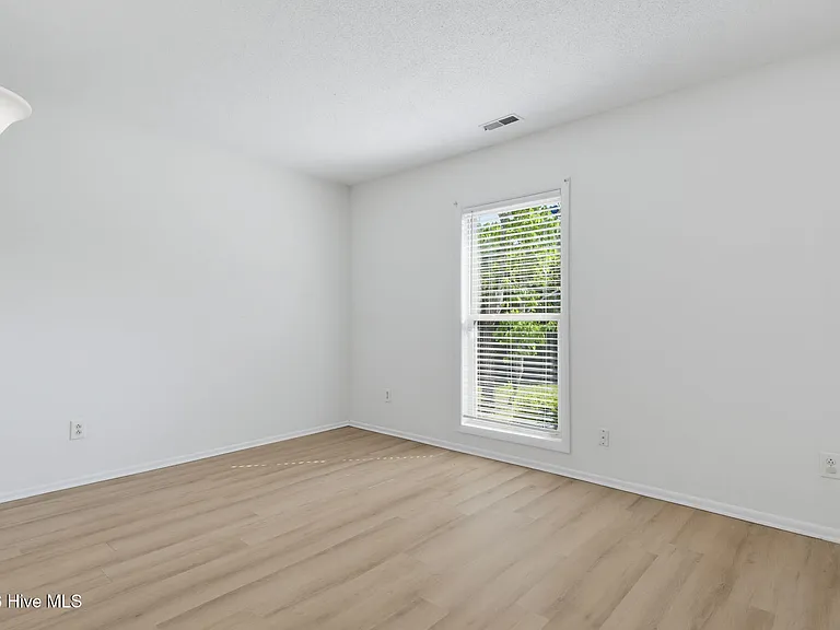 305 W Willowood Ln — Photo 28