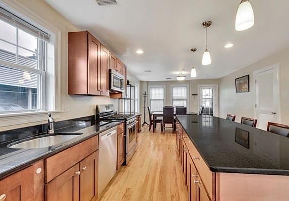 5th image of 389 Hyde Park Ave #2