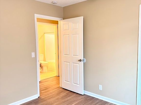 5th image of 159 Greenacre Cir N