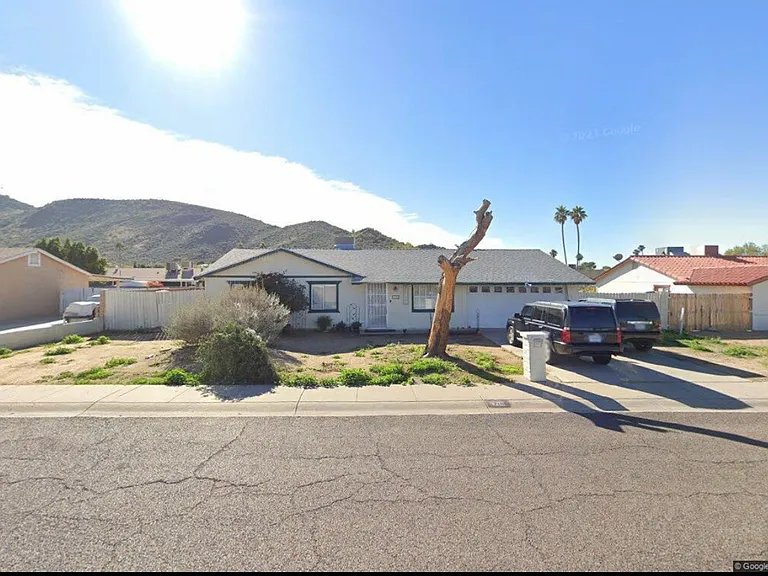 1715 W Pershing Ave — Photo 1