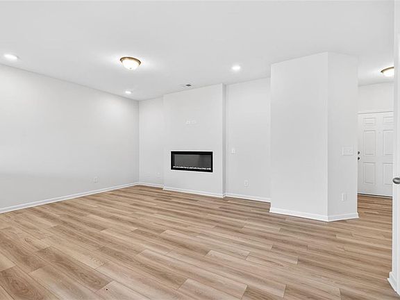 4th image of 312 Caroline Pl
