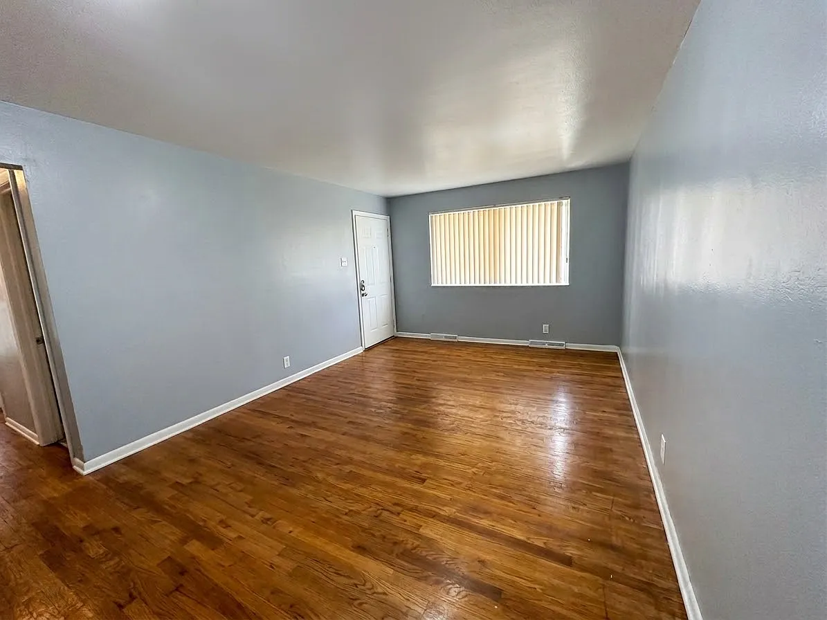 8538 N Broadway — Photo 3